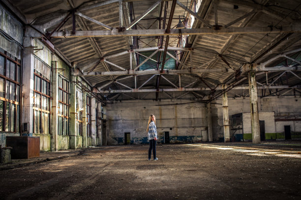 空工厂里的小女孩图片下载