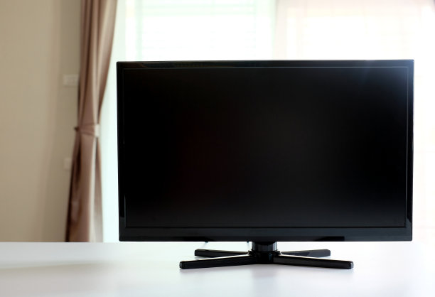 白色桌子上放着黑色的电视机图片下载