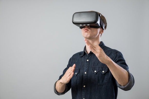 虚拟现实模拟的年轻人图片下载