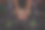 一个男人是运动员，他蹲着试图举起一个重物。图片下载