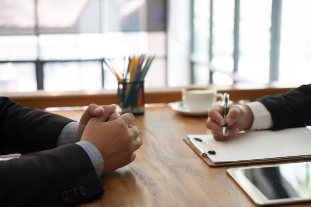 商人与候选人在工作面试的业务空缺。经理听取应聘者的回答。雇主询问求职者的工作表现素材图片