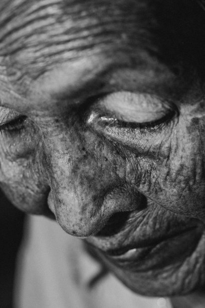 老妇人感到孤独。在美国，她是家中的长者。图片下载