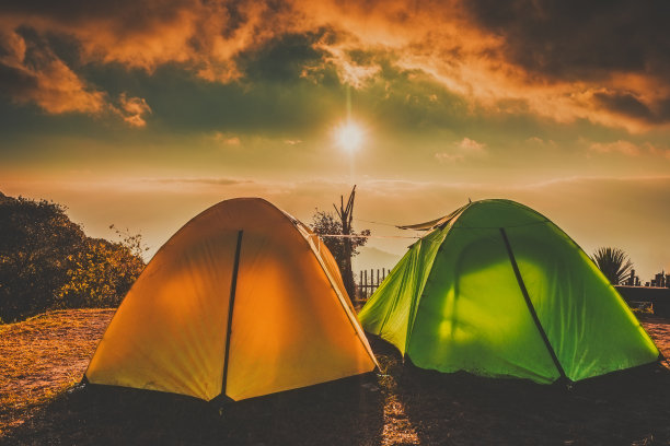 在高地上的露营和帐篷与日出日落在雾云在doi ang khang清迈，泰国。图片下载