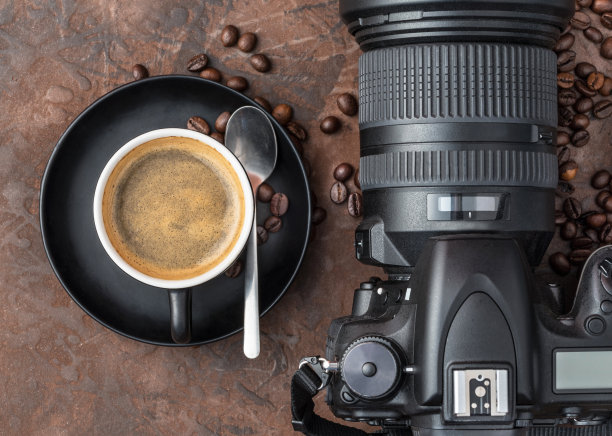 一杯咖啡，相机放在乡村背景上。图片下载