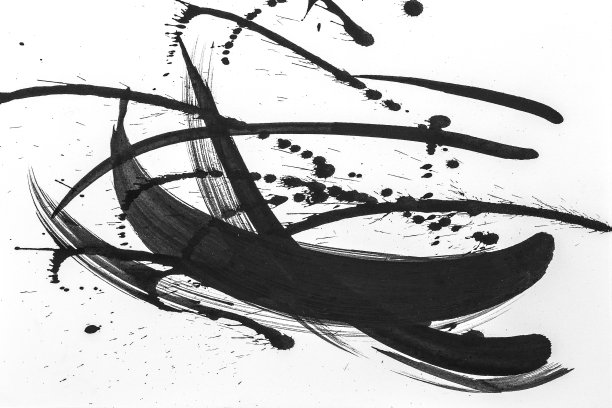 抽象的笔触和颜料在白纸上的泼洒。水彩纹理创意墙纸或设计艺术作品，黑白颜色。图片下载