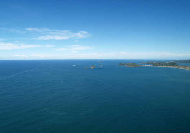 从飞机上看印度洋和美丽的岛屿图片下载