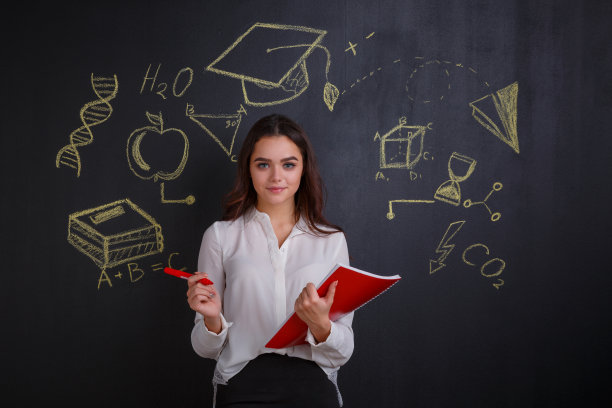 一个女孩拿着一个文件夹和一支记号笔，站在一个写着科学图片的白板旁边。图片下载