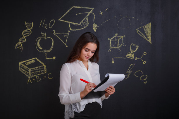 一个年轻的女孩，站在白板旁边，在一个文件夹里写着科学和知识的图片。图片下载