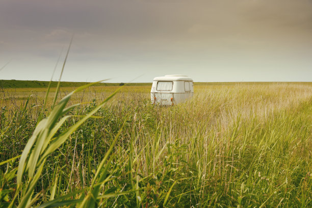 荒凉草地上寂寞的商队图片下载