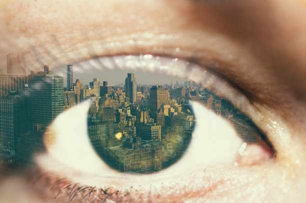 女性眼球和曼哈顿中城的双重曝光。图片下载