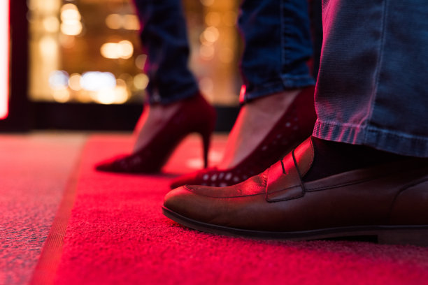 红毯上鞋子的特写。图片下载