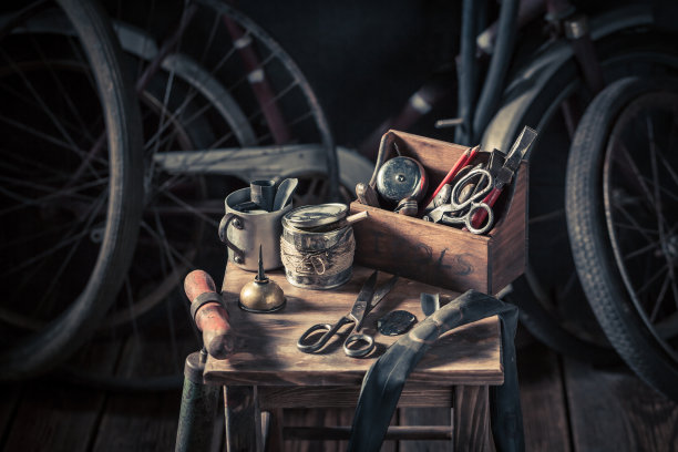 旧自行车维修工坊：工具、车轮与内胎图片下载