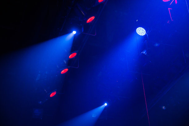 剧场或音乐厅舞台上的照明设备。聚光灯发出的光线。卤素和led灯泡。镜头照明图片下载