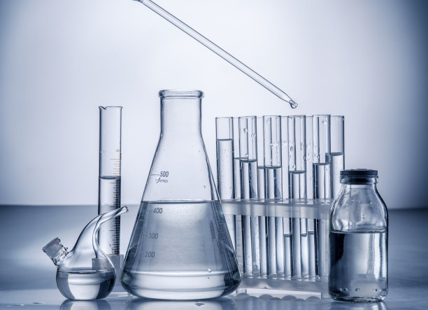 不同的实验室烧杯和玻璃器皿。单色。素材图片