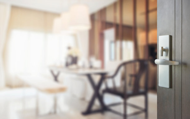 打开木门到现代餐厅内部。图片下载