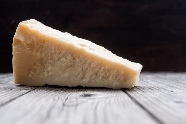 旧木桌上放着意大利硬奶酪图片下载
