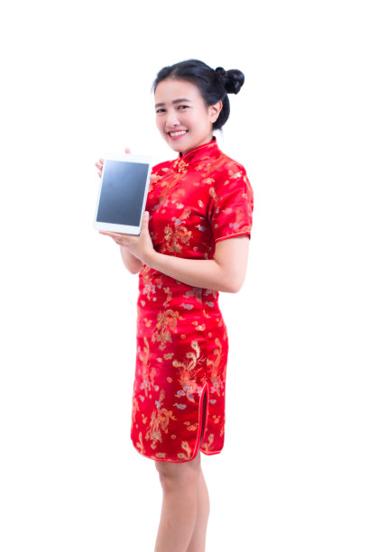 美丽的年轻亚洲妇女穿着中国服装传统旗袍或旗袍。手持空白屏幕数字平板电脑。孤立在白色背景上，概念购买数字在线，技术。图片下载
