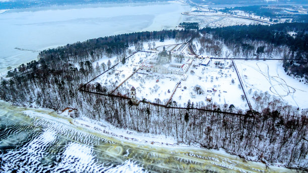 立陶宛考纳斯:冬天的帕塞利斯修道院和教堂图片下载