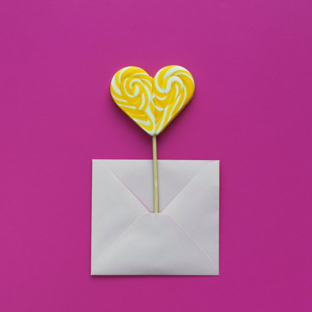 棒棒糖心，爱，情人节概念，礼物糖果明信片情人节在粉红色的背景图片下载