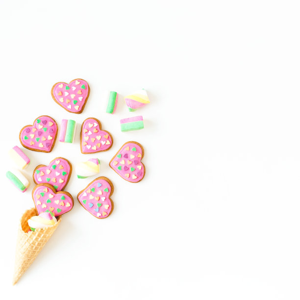 背景为华夫饼蛋筒内的棉花糖粉姜饼。节日食品的概念。平的。前视图。图片下载