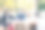 三位年轻男女在公园里讲话图片下载