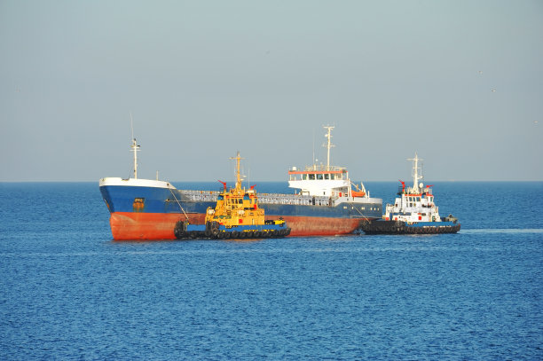 拖船协助散货船图片下载