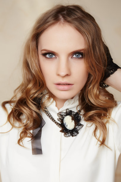 演播室里的金发美女图片下载