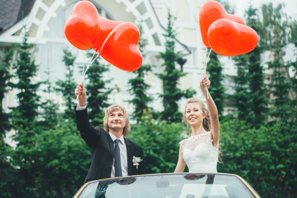 婚礼上的一对新郎和新娘图片下载