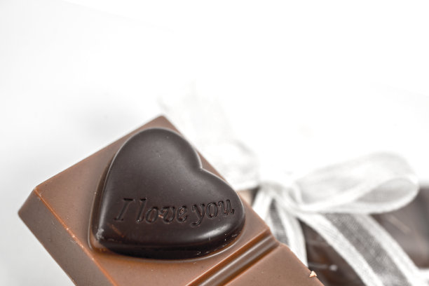 心巧克力孤立在白色背景图片下载