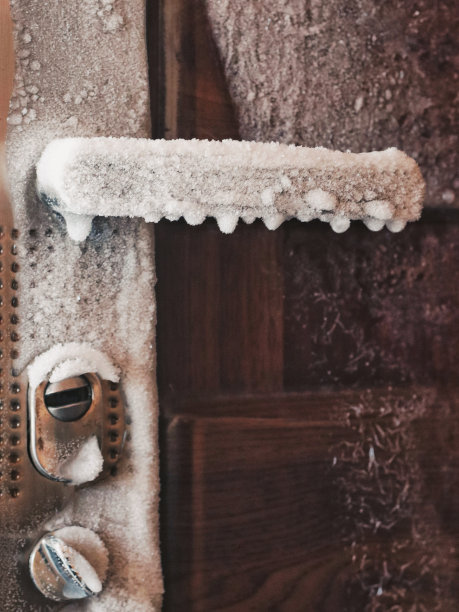 意外情况，房子里没有暖气。温度计冷。冰冻的门。冰封的门把手全部在冰上，温度为零下41摄氏度。西伯利亚的霜冻图片下载