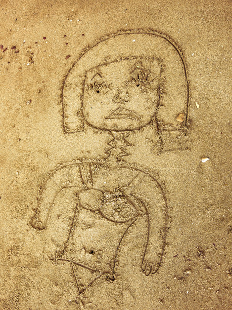 在沙滩上画的悲伤的女性卡通人物图片下载