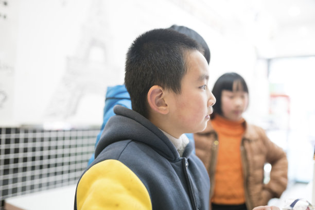 一个亚洲男孩和他妹妹在商店结账图片下载