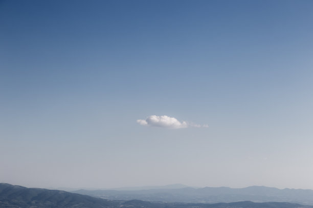 在空旷的蓝天上，一朵孤零零的小白云图片下载
