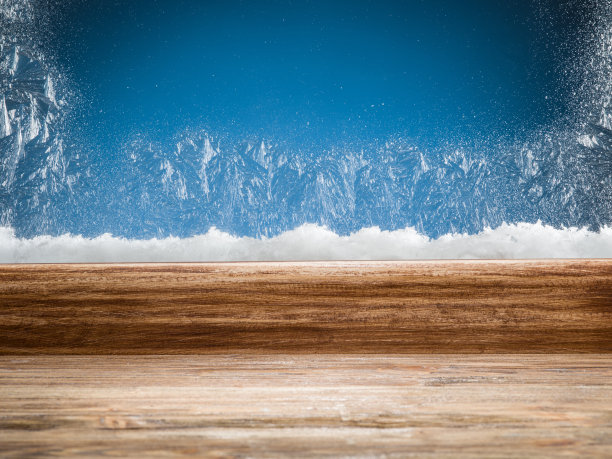 木窗台和冰冻的窗户。圣诞节或新年的背景。图片下载