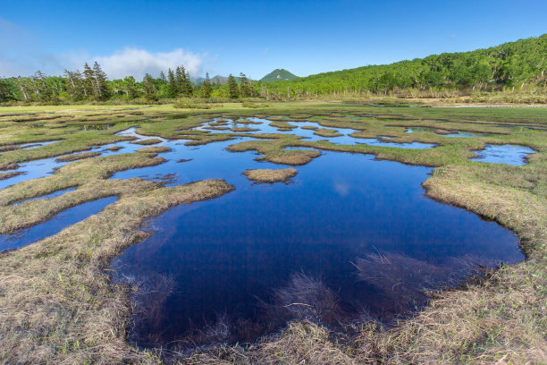 新雪谷的群山和美丽的自然风光图片下载