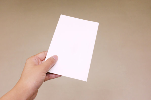 一只手拿着一张纸卡片图片下载