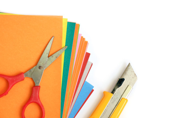 彩色纸与办公室和学校文具在白色背景手工概念图片下载