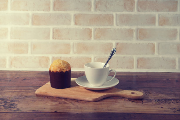 木桌和砖墙背景上的面包房和咖啡杯图片图片下载