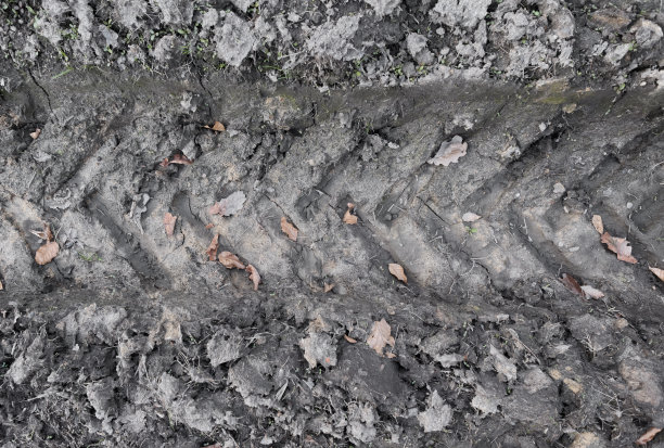 地面上的拖拉机痕迹（俯视）图片下载