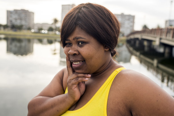 妇女在运动中休息图片下载