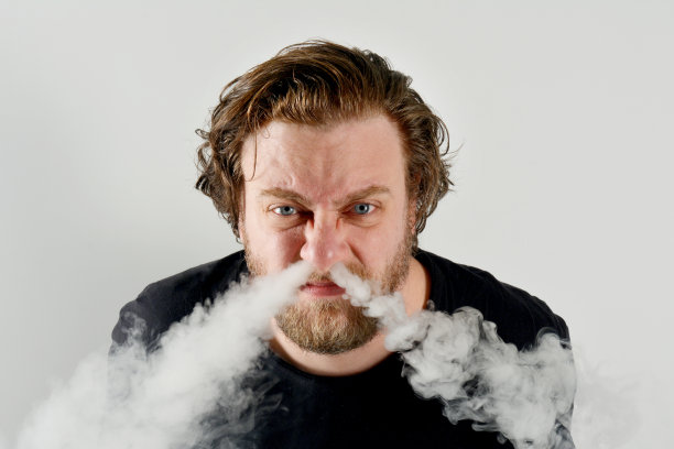 愤怒的年轻人吹蒸汽出来的鼻子素材图片
