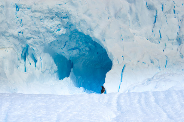 美丽的白色冰山与洞穴图片下载