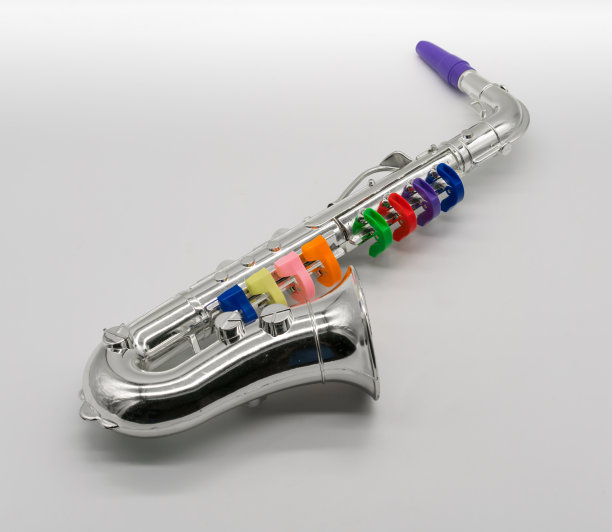 银色和铬色萨克斯玩具孤立在白色背景图片下载