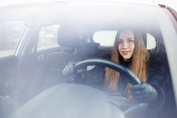年轻女子在冬天开车图片下载