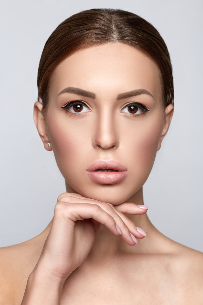 美丽的脸年轻的成年黑发女人干净的新鲜的皮肤和自然的化妆图片下载