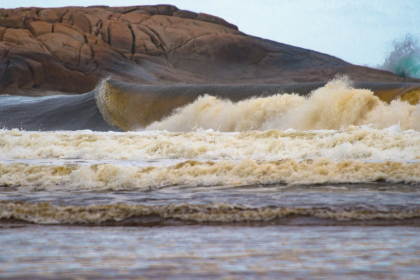 巴西圣卡塔琳娜，恩波的左边角落有海浪图片下载