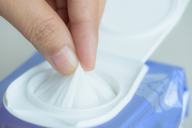 特写女人手拿湿纸巾从包装。图片下载