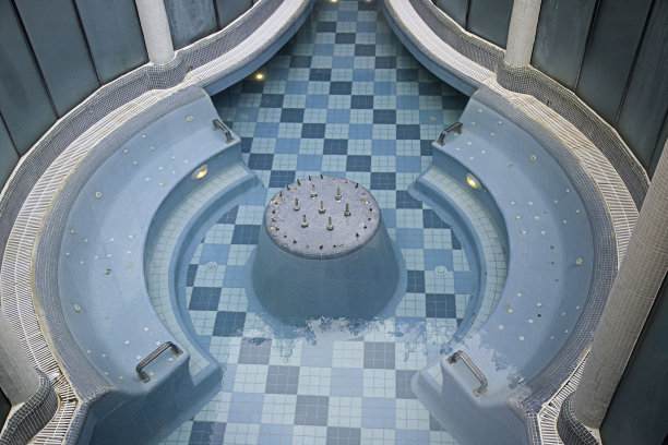 带游泳池的热水浴缸图片下载