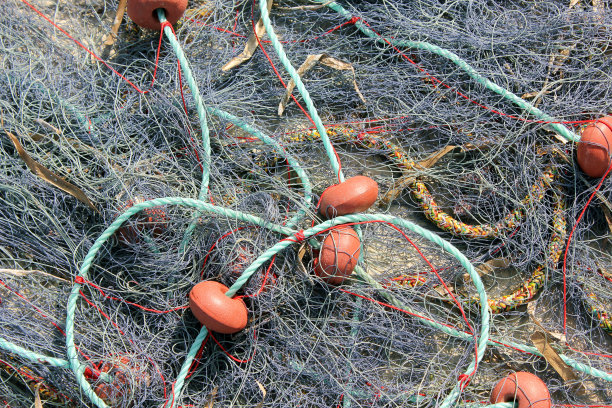 五颜六色的渔网和绳子。图片下载