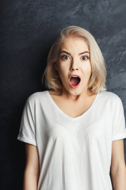 年轻震惊的女人的肖像图片下载